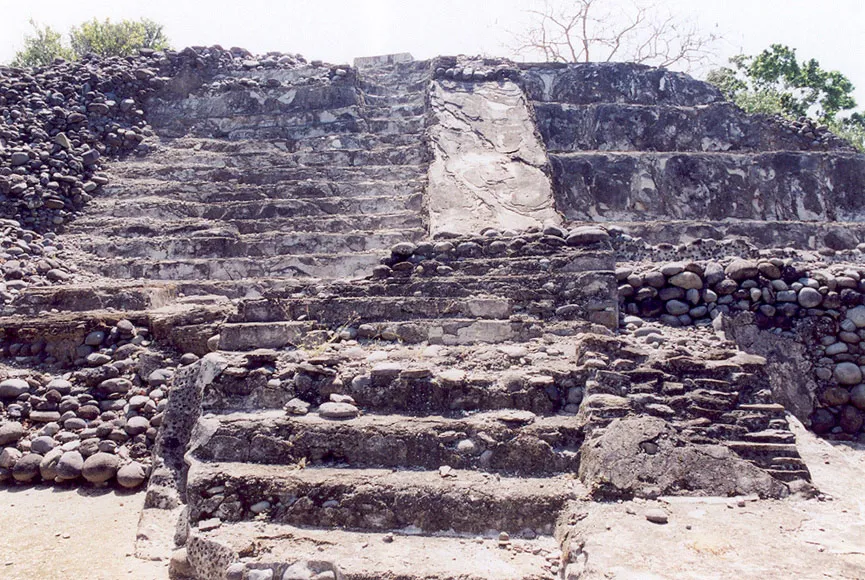 Nota sobre Zona Arqueológica de Sayil, Yucatán
