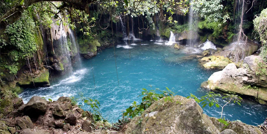 Nota sobre Una piscina natural de agua turquesa entre cascadas en México (Puente de Dios)