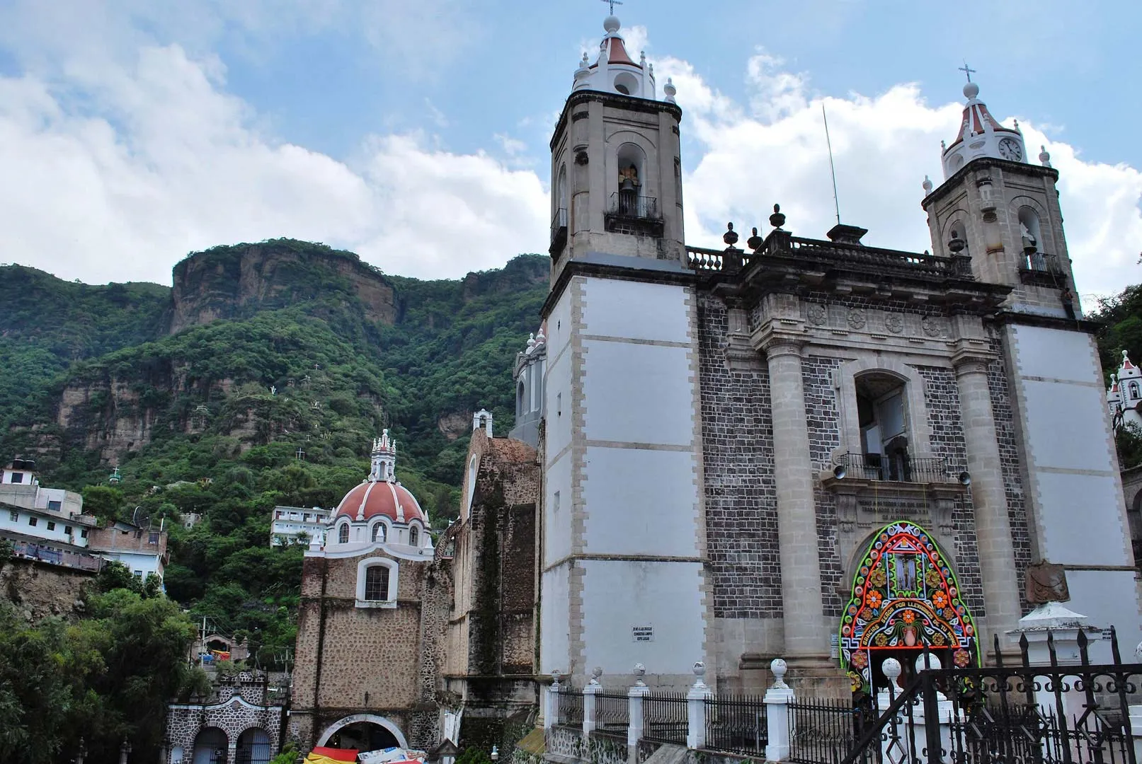 Nota sobre Realiza una visita cultural en Malinalco