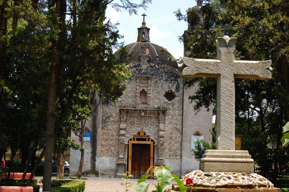 Nota sobre Paseo en domingo por la plaza y capilla de la Conchita