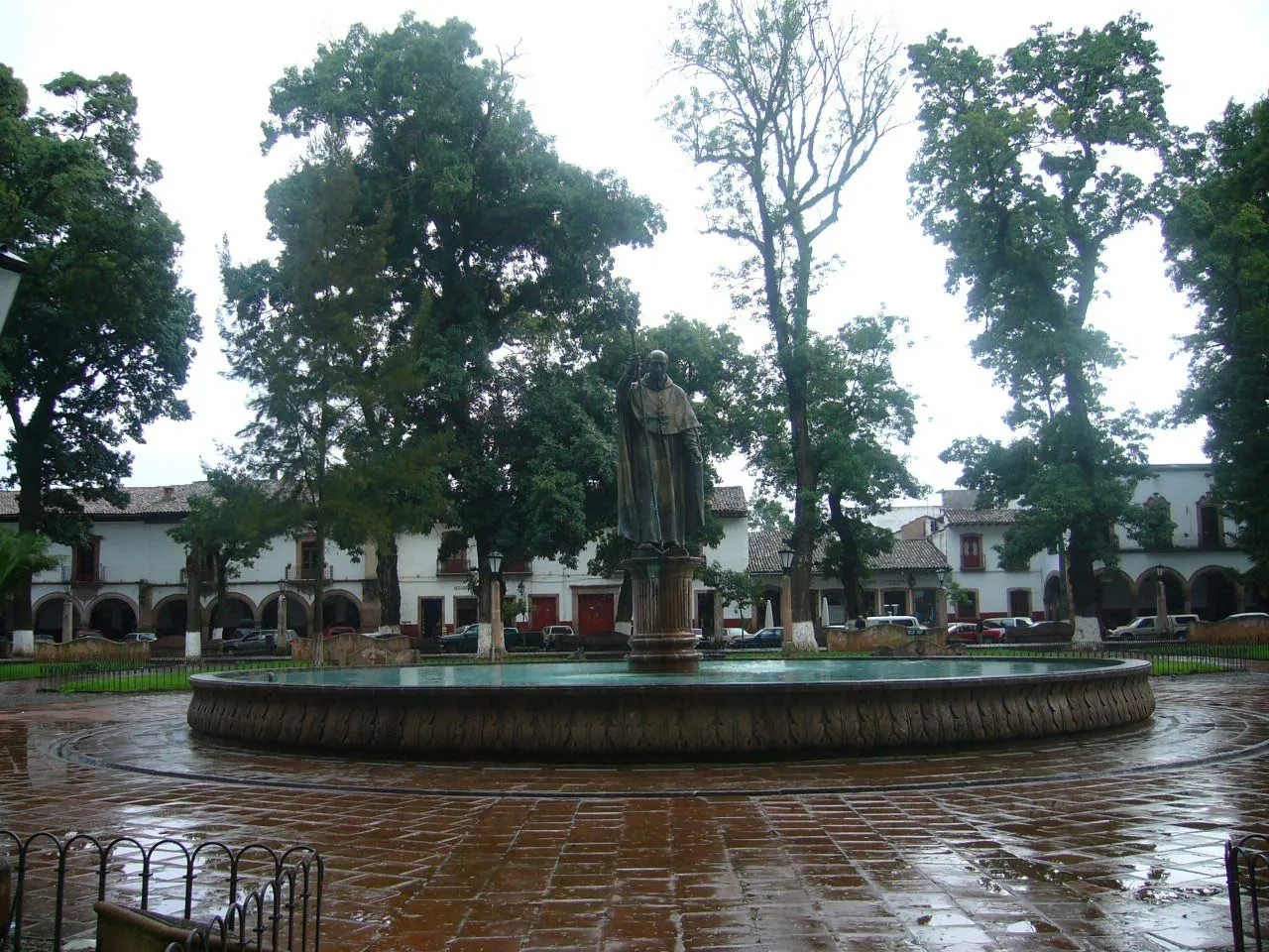 Nota sobre Color, belleza y tradición en la Plaza Don Vasco, Michoacán