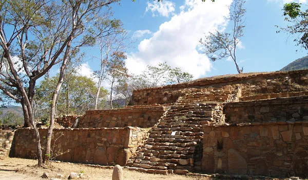 Nota sobre Explora con tu familia el sitio arqueológico de Tehuacalco, en Guerrero