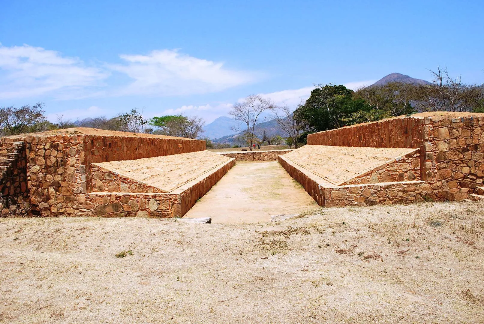 Nota sobre Explora el sitio arqueológico Tehuacalco en Guerrero