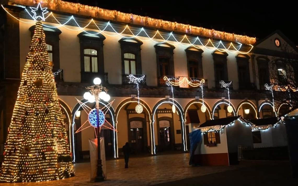 Nota sobre Navidad, esferas y turismo en Tlalpujahua, Michoacán