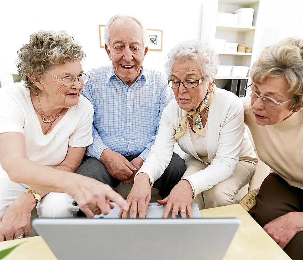 Adultos mayores hacen negocio rentando su casa a viajeros