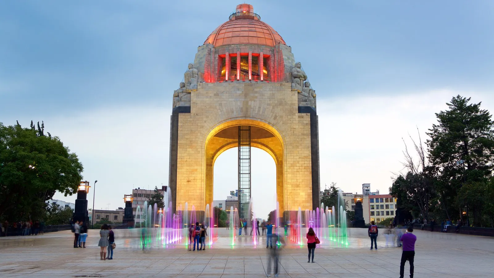 El Monumento a la Revolución para el fin de semana