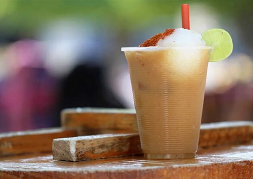 Bebiendo un refrescante y tradicional tejuino Bebiendo un refrescante y tradicional tejuino