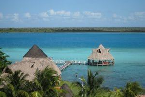 Bacalar Sostenible: Descubre las iniciativas eco-friendly que protegen la Laguna de los 7 Colores