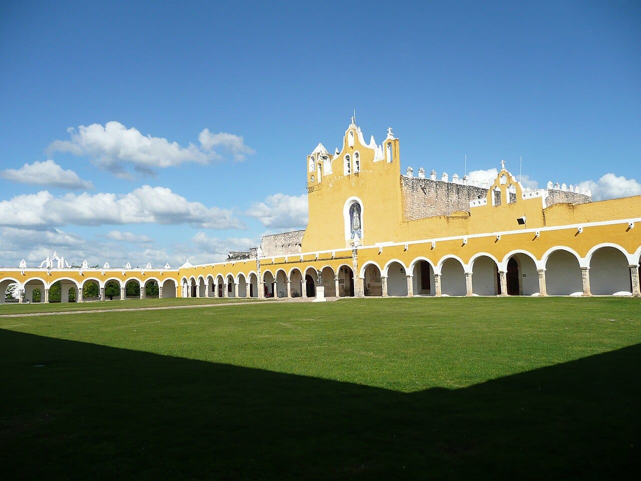 Izamal, la Ciudad Amarilla donde conviven pirámides mayas y arquitectura colonial
